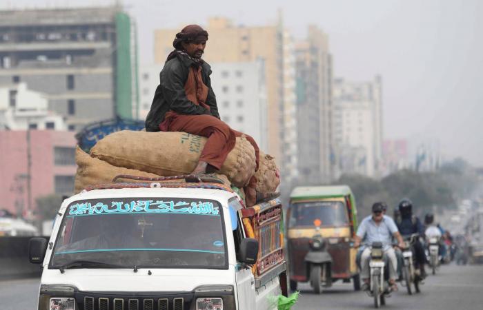 مقتل
      5
      من
      أفراد
      الشرطة
      الباكستانية
      في
      كمين