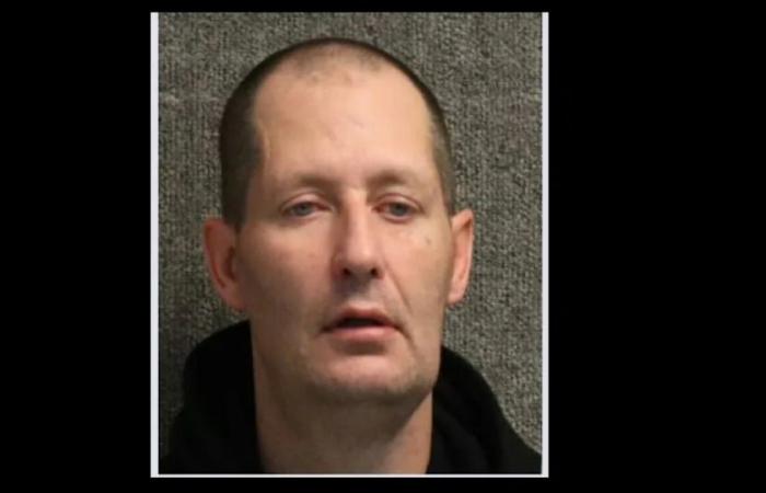 Police
      looking
      for
      man
      wanted
      in
      connection
      with
      murder,
      say
      he's
      armed
      and
      dangerous