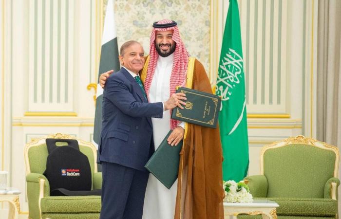 سلطان
      عُمان
      يبحث
      مع
      وزير
      الخارجية
      السعودي
      التطورات
      الإقليمية
      والدولية