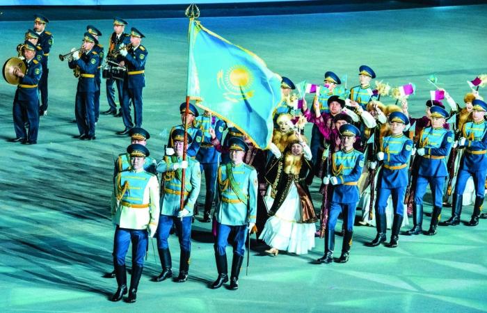 الفرقة العسكرية الكازاخستانية تغني "للعلا يا موطني"