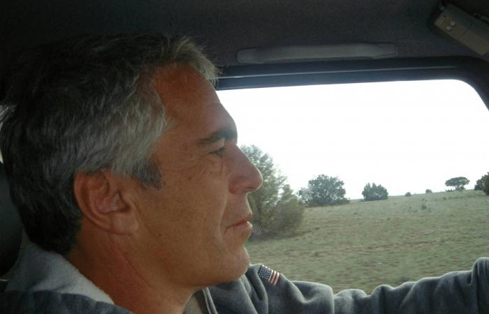 وزارة
      العدل
      الأميركية:
      الوثائق
      الجديدة
      في
      قضية
      إبستين
      تتضمن
      مزاعم
      «غير
      حقيقية»
      بحق
      ترمب