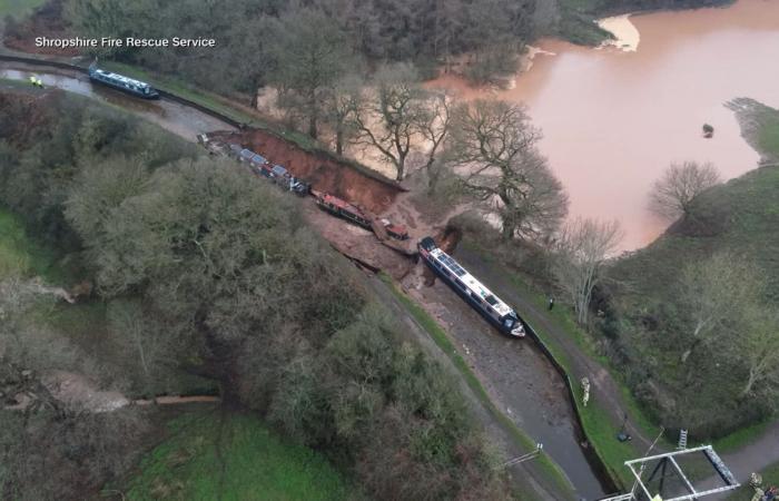 حادث غريب.. حفرة ضخمة تبتلع زورقين قرب قناة مائية في بريطانيا