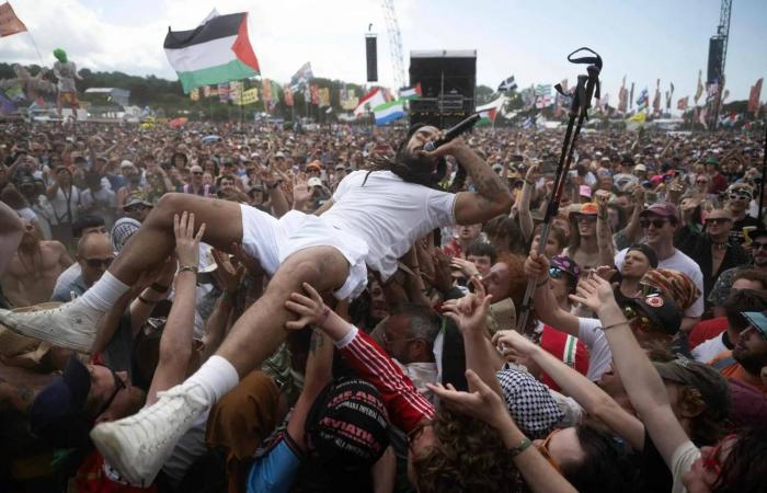 الشرطة
      البريطانية:
      لن
      يُتّخذ
      أي
      إجراء
      ضد
      فرقة
      «بوب
      فيلان»
      لهتافها
      ضد
      الجيش
      الإسرائيلي