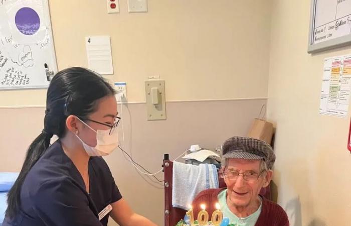 A
      campaign
      tried
      to
      get
      100
      Christmas
      cards
      to
      a
      100-year-old
      B.C.
      veteran.
      He
      has
      700
      and
      counting