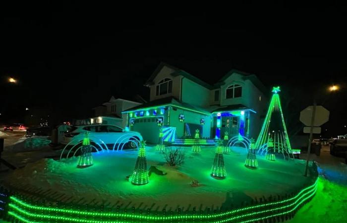 Christmas
      display
      mainstay
      Allen
      Family
      Lights
      shines
      on
      after
      death
      of
      patriarch