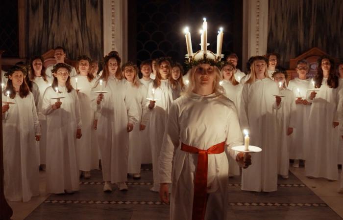 في بريطانيا.. اكتشفوا تقليد "لوسيا" السويدي بعيد الميلاد الذي قد يُسبّب الإغماء