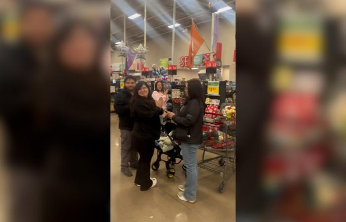 بعد عطل في نظام الدفع.. شاهد متجرًا يفاجئ جميع زبائنه ببقالة مجانية