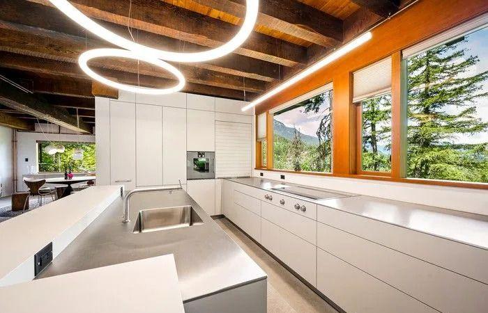 Property
      Watch:
      Ultimate
      concrete
      retreat
      on
      the
      market
      in
      Whistler