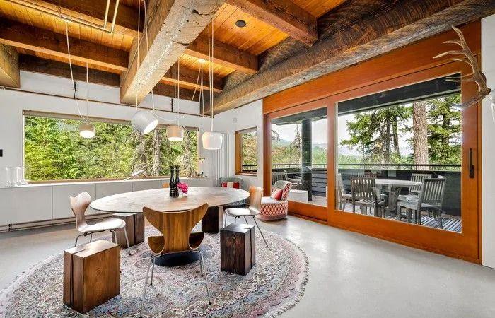 Property
      Watch:
      Ultimate
      concrete
      retreat
      on
      the
      market
      in
      Whistler