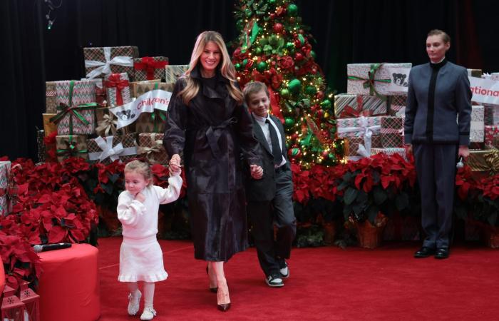 ألوان حياديّة وقصّات كلاسيكيّة.. أزياء ميلانيا ترامب في فترة الأعياد