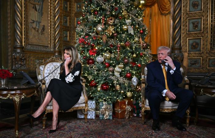 ألوان حياديّة وقصّات كلاسيكيّة.. أزياء ميلانيا ترامب في فترة الأعياد