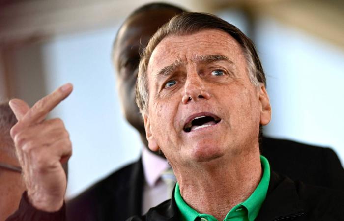 بولسونارو
      رئيس
      البرازيل
      السابق
      يعلن
      تأييده
      ترشح
      نجله
      فلافيو
      لرئاسة
      البلاد