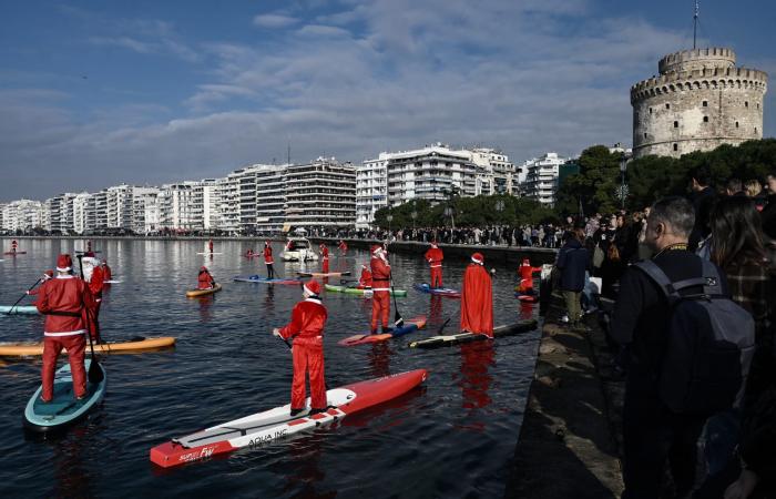 من ارتداء أقنعة مخيفة إلى السباحة في البرد القارس.. إليك بعض من تقاليد عيد الميلاد الغريبة