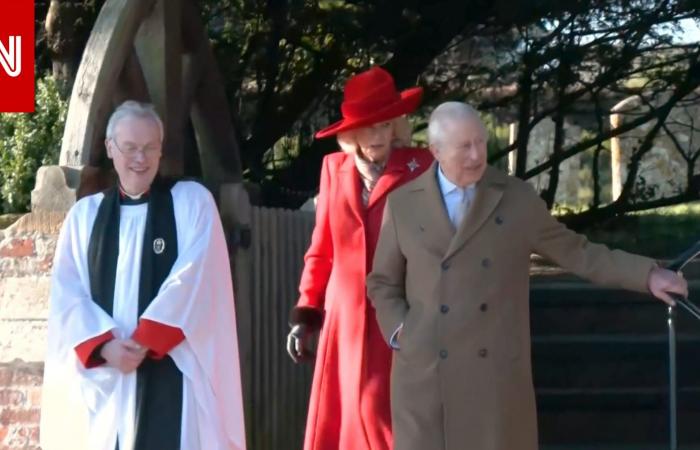 متابعة: شاهد.. العائلة المالكة البريطانية ترحب بالحشود بعد قداس عيد الميلاد