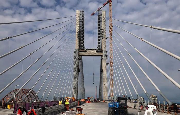 Traffic
      alert:
      Highway
      3
      reopens
      ahead
      of
      schedule
      after
      major
      washout
      |
      First
      lane
      on
      new
      stal̕əw̓asəm
      Bridge
      opens