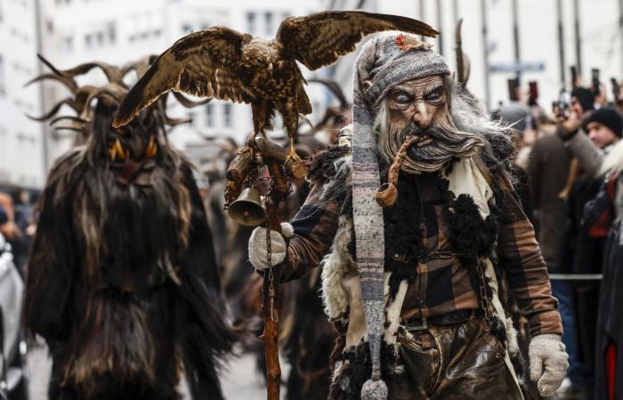 من ارتداء أقنعة مخيفة إلى السباحة في البرد القارس.. إليك بعض من تقاليد عيد الميلاد الغريبة