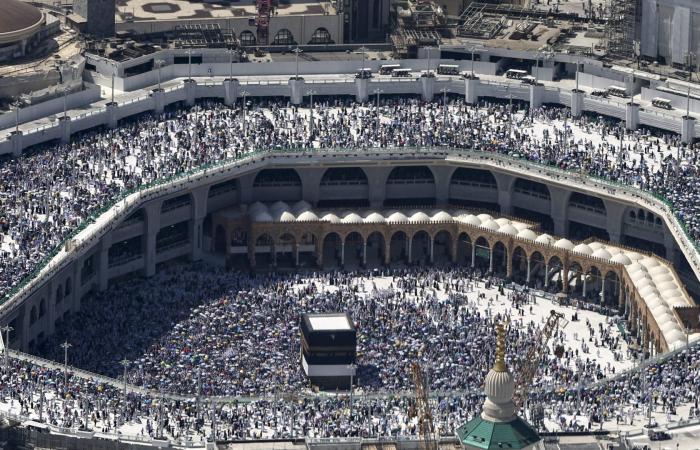 الحرم المكي.. فيديو شجاعة رجل أمن يقف أسفل رجل قفز من أعلى صحن الطواف