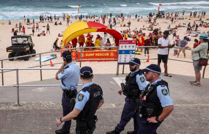 إحراق
      سيارة
      تحمل
      لافتة
      لمناسبة
      عيد
      «حانوكا»
      اليهودي
      في
      ملبورن
      الأسترالية