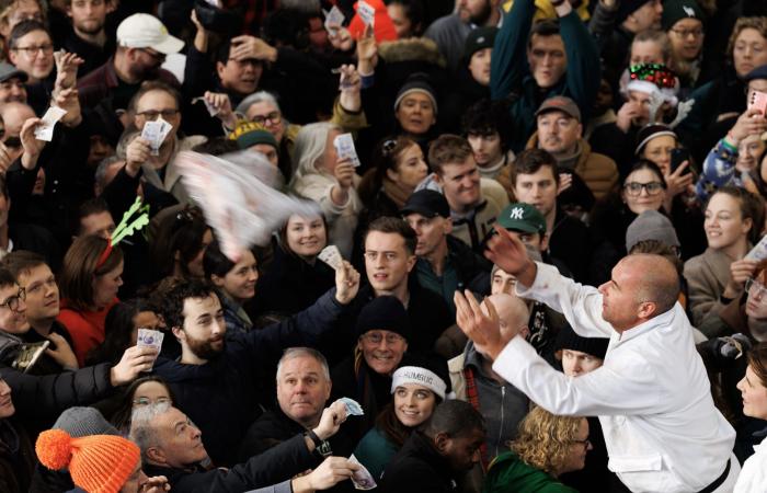 من ارتداء أقنعة مخيفة إلى السباحة في البرد القارس.. إليك بعض من تقاليد عيد الميلاد الغريبة