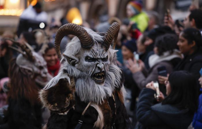 من ارتداء أقنعة مخيفة إلى السباحة في البرد القارس.. إليك بعض من تقاليد عيد الميلاد الغريبة