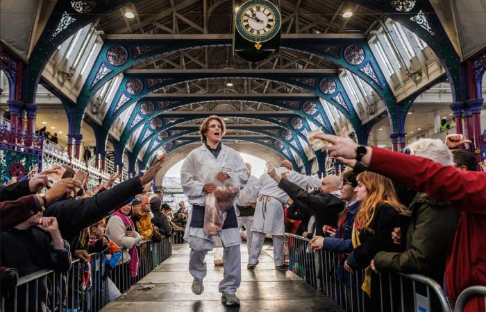 من ارتداء أقنعة مخيفة إلى السباحة في البرد القارس.. إليك بعض من تقاليد عيد الميلاد الغريبة