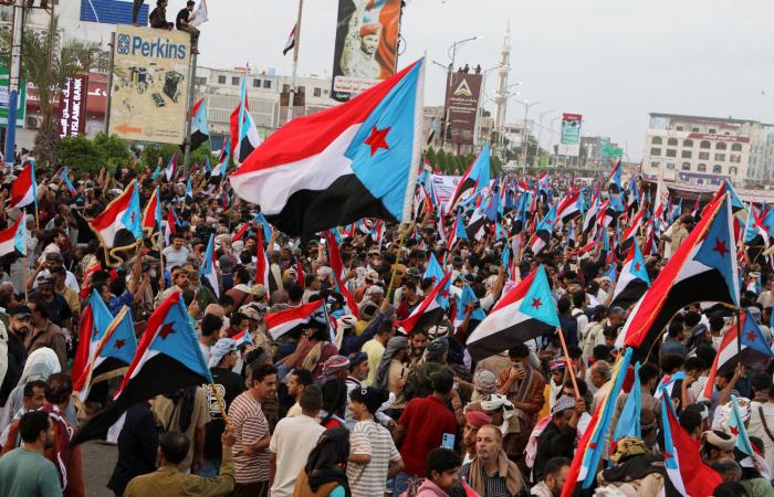 الرياض
      ترسم
      مسار
      التهدئة
      شرق
      اليمن...
      «الخروج
      السلس
      والعاجل
      للانتقالي»