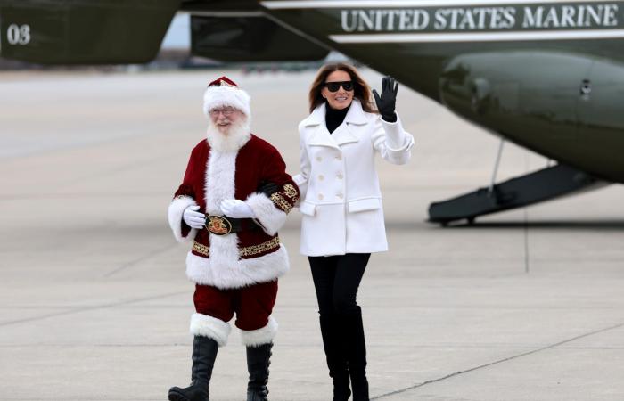 ألوان حياديّة وقصّات كلاسيكيّة.. أزياء ميلانيا ترامب في فترة الأعياد