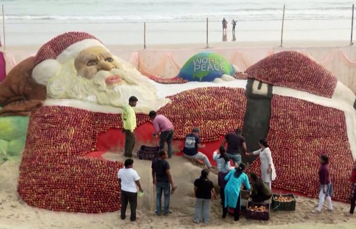 فنان هندي يصنع تمثالًا لبابا نويل باستخدام 1.5 طنًا من التفاح