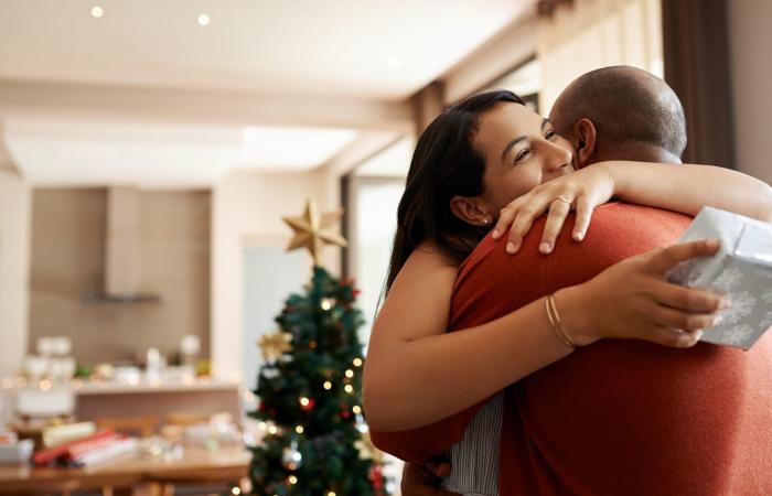 في موسم العطل.. أيهما يمنح فرحًا أكبر: العطاء أم التلقي؟