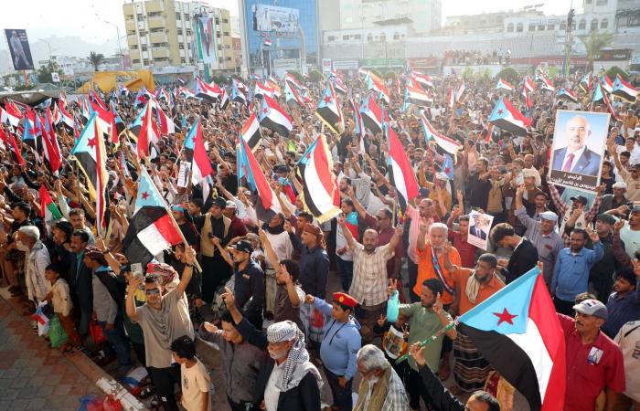 العليمي
      يطلب
      تدخل
      تحالف
      دعم
      الشرعية
      عسكرياً
      لحماية
      حضرموت