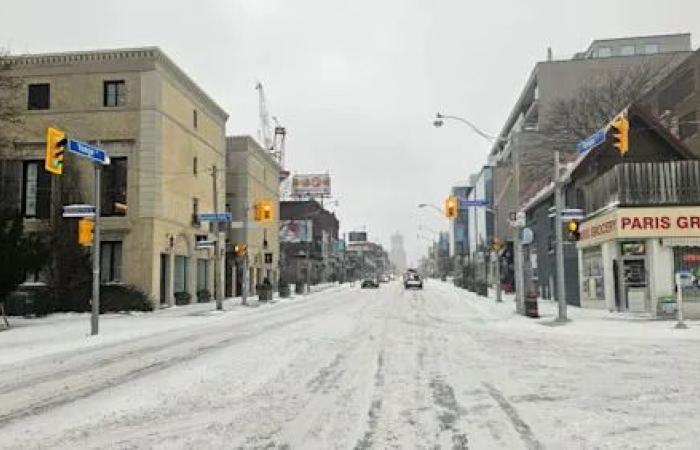 Boxing
      Day
      storm
      brings
      blowing
      snow
      and
      freezing
      rain
      to
      Ontario