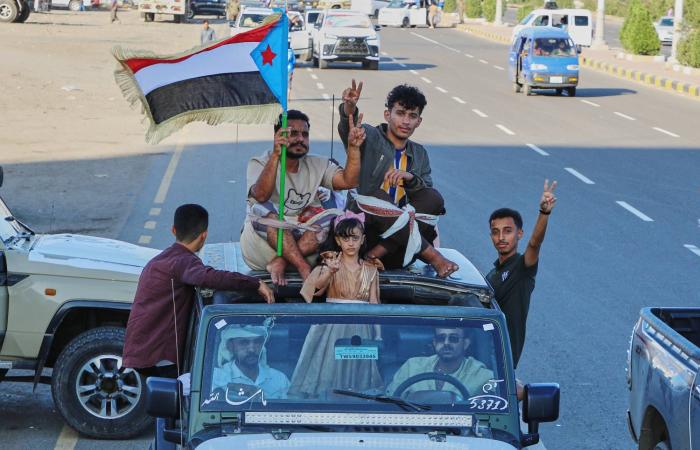 العليمي
      يطلب
      تدخل
      تحالف
      دعم
      الشرعية
      عسكرياً
      لحماية
      حضرموت