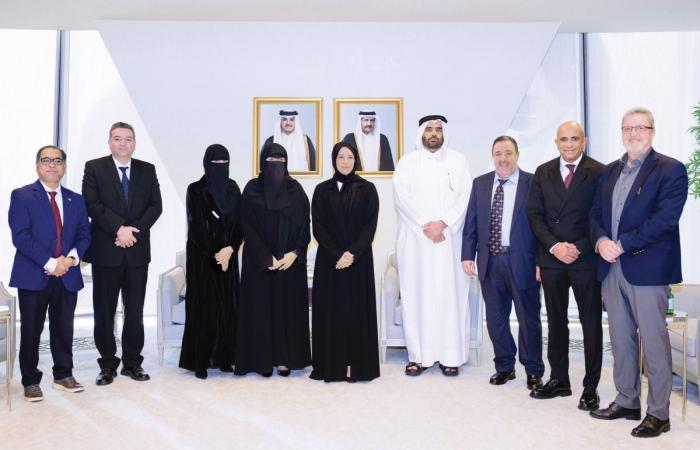 وزيرة التنمية الاجتماعية تُكرم اللجنة العلمية بجامعة قطر