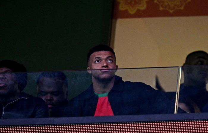 ارتدى قميص حكيمي.. لقطات من تواجد مبابي في ملعب مباراة المغرب ومالي