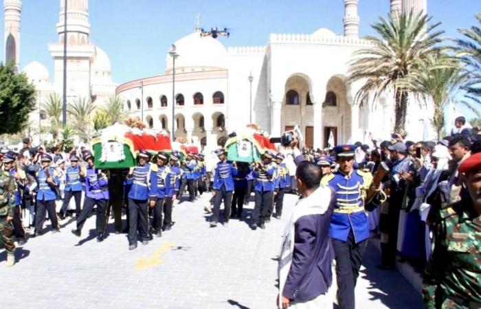 بعد
      9
      أشهر...
      الحوثيون
      يعترفون
      بمقتل
      قادة
      طيرانهم
      المسيّر