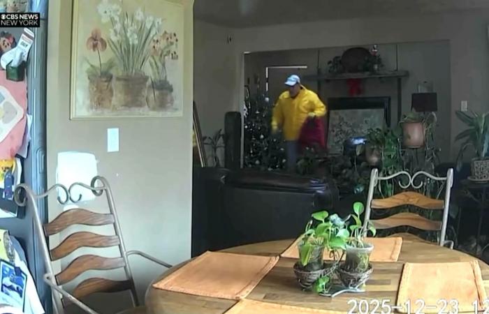 بدا كأنه فيلم "وحيد في المنزل".. شاهد كيف تمكن طفل من الإيقاع بشخص اقتحم منزلهم