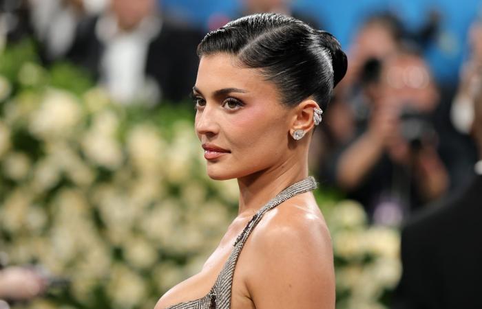 مستحضرات لبشرة الكلاب وابتكارات جريئة.. "فوضى عارمة" في صيحات جمال 2025