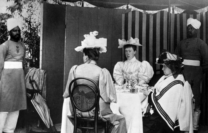 وقت الشاي.. ما القصة وراء هذا الطقس البريطاني الأصيل؟