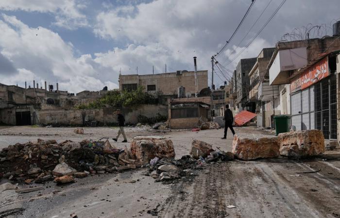 إسرائيل
      تحاصر
      مناطق
      بالضفة
      عقب
      هجمات
      جديدة