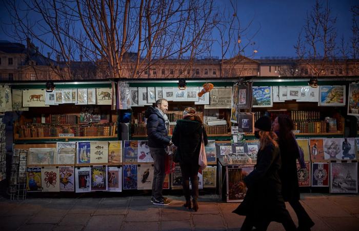 وسط عالم رقمي.. كيف نجا سوق كتب عمره 475 عامًا في قلب باريس؟