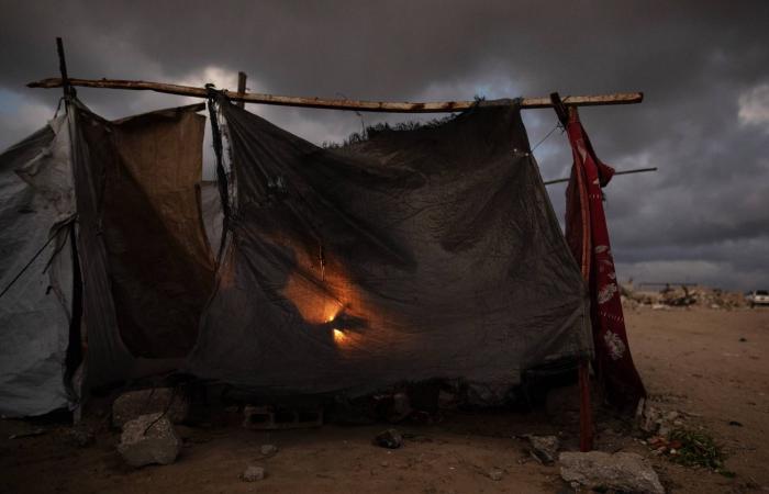 غزة:
      نازحون
      يبيتون
      في
      العراء
      وسط
      البرد
      القارس
      بعد
      غرق
      خيامهم