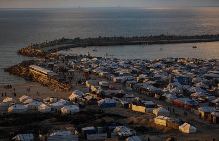 غزة:
      نازحون
      يبيتون
      في
      العراء
      وسط
      البرد
      القارس
      بعد
      غرق
      خيامهم