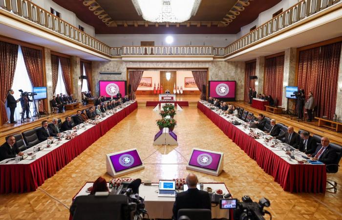 قراصنة
      من
      إيران
      يعلنون
      «اختراق»
      هاتف
      رئيس
      مكتب
      نتنياهو