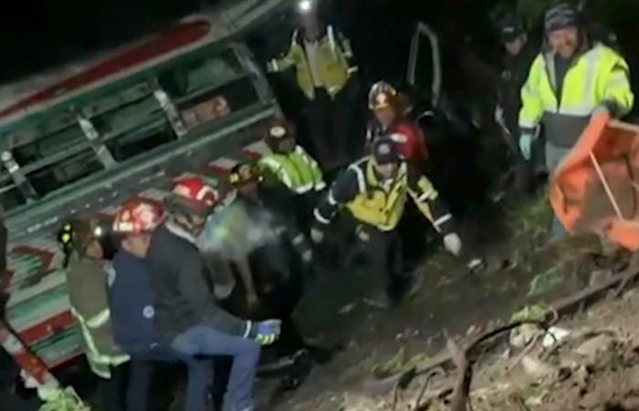 سقوط حافلة بوادٍ في غواتيمالا.. ومقتل أكثر من 15 شخصًا