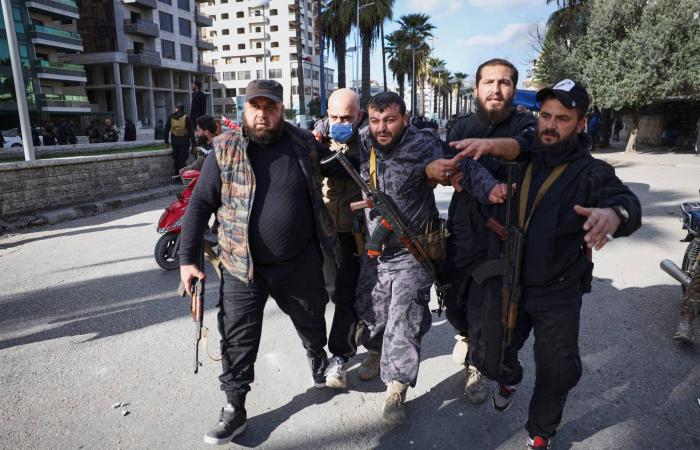 احتجاجات
      في
      الساحل
      السوري
      رافقتها
      صدامات