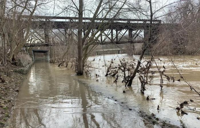 Crews
      continue
      clean
      up
      after
      Boxing
      Day
      storm,
      flooding
      and
      high
      winds
      still
      to
      come