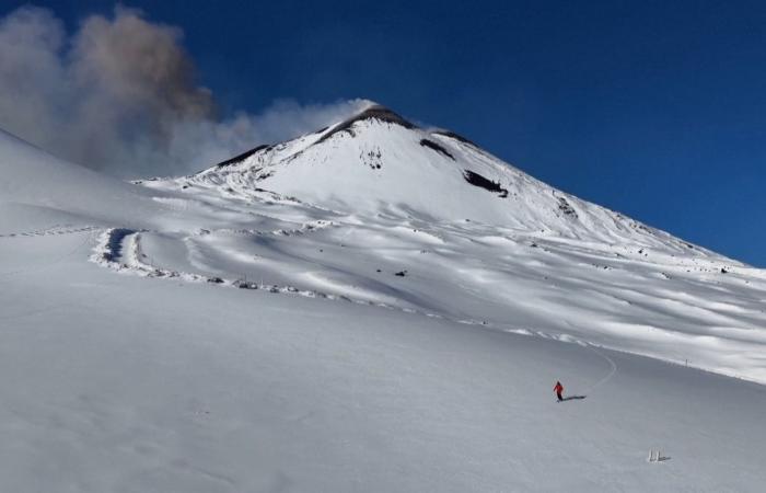 متزلّج ينزل من جبل إتنا في لحظة ثوران بركانه