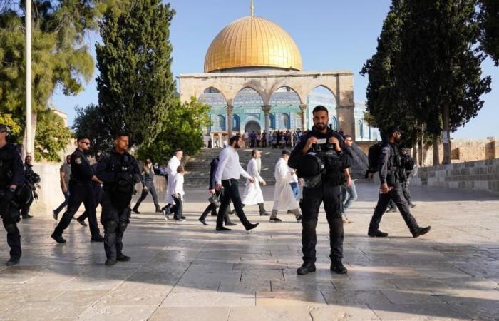 مستوطنون يقتحمون المسجد الأقصى المبارك بحماية شرطة الاحتلال الإسرائيلي