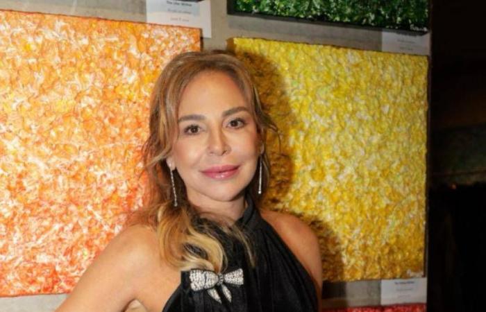 «ما
      وراء
      اللوحة»
      لراوية
      زنتوت...
      حكايات
      ملونة
      بطبقات
      التجارب