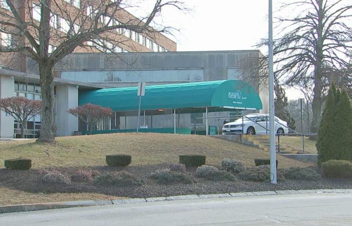 شرطيان يساعدان بتنفيذ "ولادة طارئة" فجر عيد الميلاد